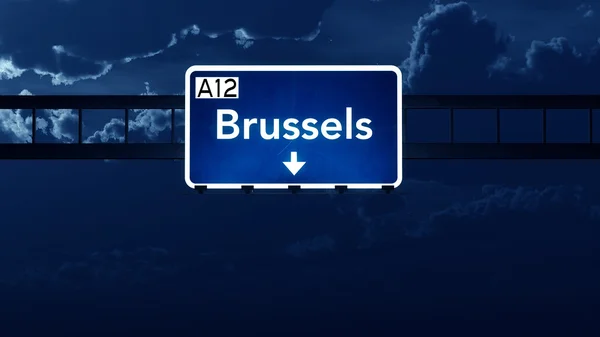 Brüsszel Belgium autópálya útjelzési éjjel — Stock Fotó