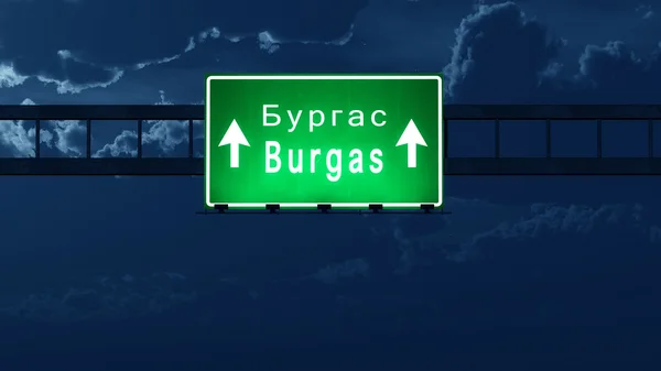 Burgas bulgaria autobahnschild in der nacht — Stockfoto