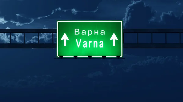 Varna bulgaria autobahnschild in der nacht — Stockfoto