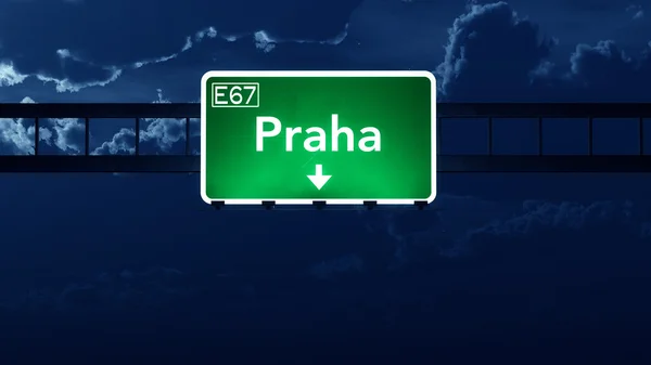 布拉格捷克共和国公路路标在晚上 — 图库照片