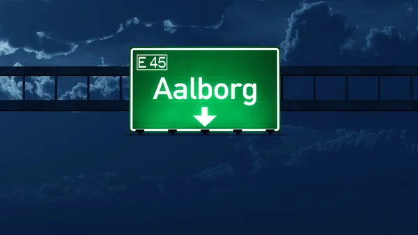 Znak drogowy autostrady Danii Aalborg w nocy — Zdjęcie stockowe