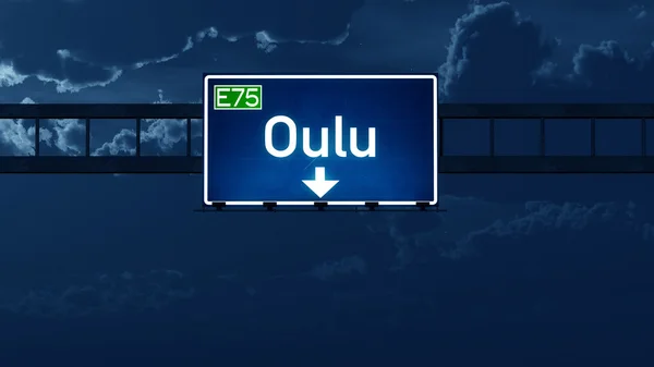 Oulu Finsko dálnice dopravní značka v noci — Stock fotografie