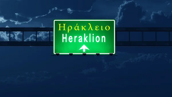 Señal de la carretera de Heraklion Grecia por la noche — Foto de Stock