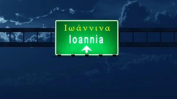 Señal de la carretera de Ioannia Grecia por la noche — Foto de Stock