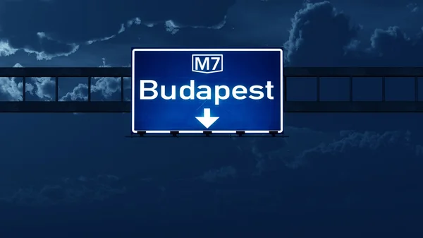 Znak drogowy autostrady Węgry Budapeszt nocą — Zdjęcie stockowe