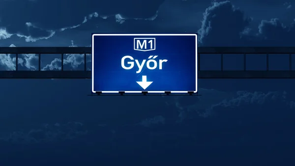 Gyor ungarischen Autobahn Straßenschild in der Nacht — Stockfoto