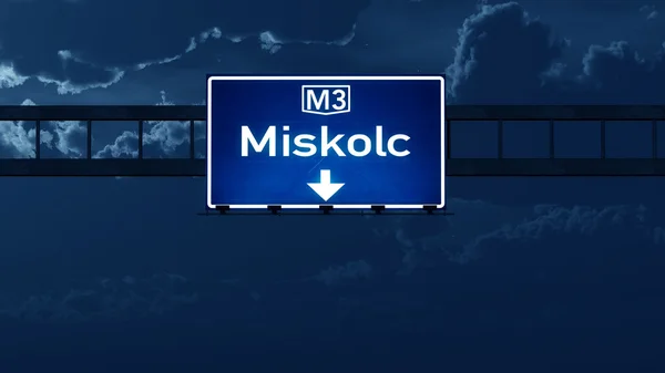 Miskolc ungarisches Straßenschild in der Nacht — Stockfoto