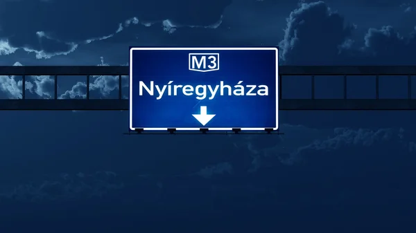 Nyiregyhaza Hongarije Highway Road Sign at Night — Stockfoto