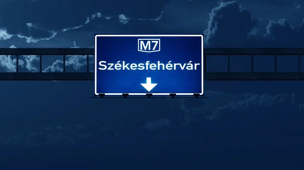 Szekesfehervar ungarische Autobahn Straßenschild in der Nacht — Stockfoto