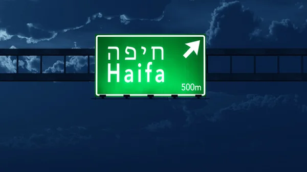 Haifa Israel Highway Road Sign di notte — Foto Stock