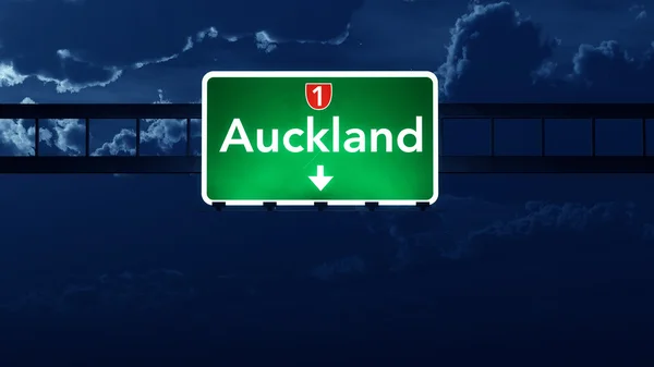 Auckland New Zealand Highway Road Sign at Night — Stock Photo, Image