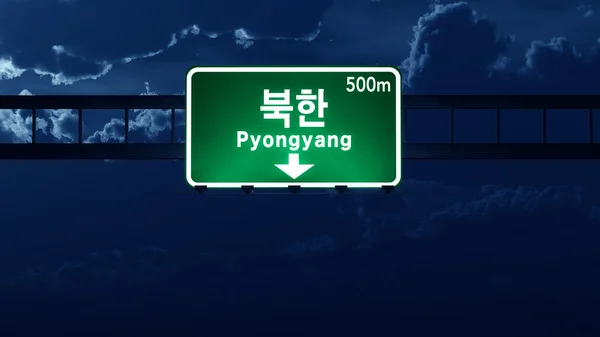 Pyongyang North Korea Highway Road Sign di notte — Foto Stock