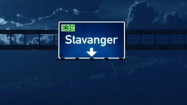Znak drogowy autostrady Norwegia Stavanger w nocy — Zdjęcie stockowe