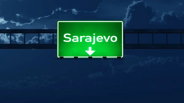 Znak drogowy autostrady Bośnia i Hercegowina Sarajewo w nocy — Zdjęcie stockowe