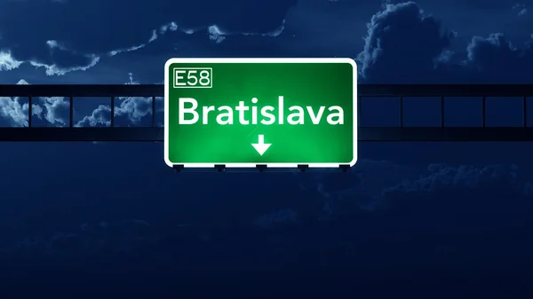 Bratislava Slowakei Autobahnschild in der Nacht — Stockfoto