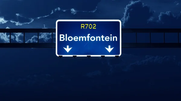 Bloemfontein Jižní Afrika dálnice dopravní značka v noci — Stock fotografie