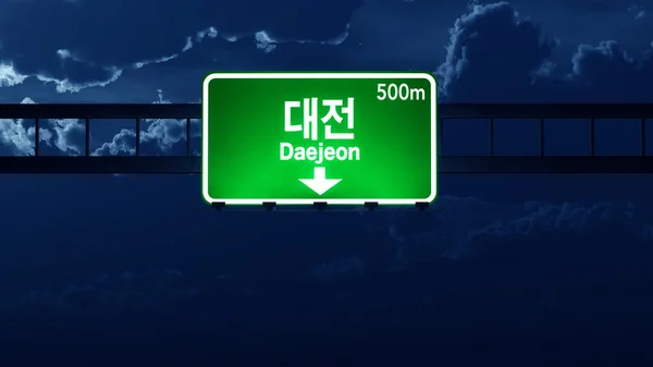 Daejon südkoreanische Autobahn Straßenschild in der Nacht — Stockfoto