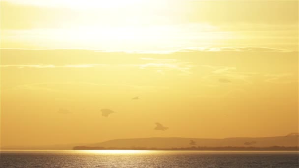 Macaristan'da Balaton Gölü üzerinden günbatımı — Stok video