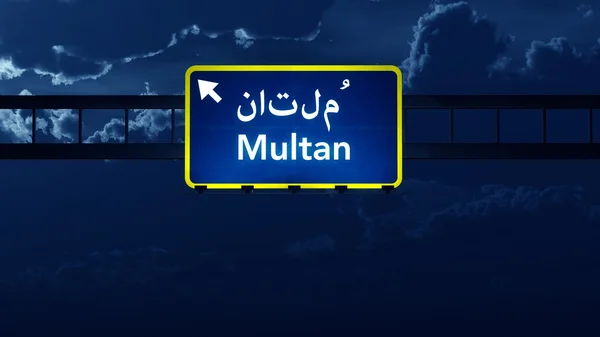 Multan pakistan autobahnschild in der nacht — Stockfoto