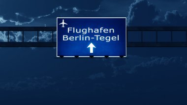 Berlin Tegel Almanya Havaalanı Otoban yol işaret geceleri