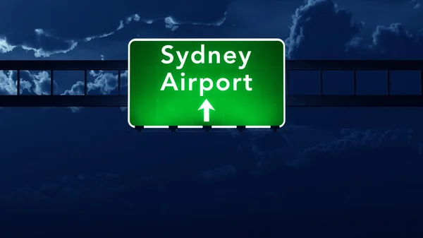 Сидней, Австралия Знак шоссе в аэропорту ночью — стоковое фото