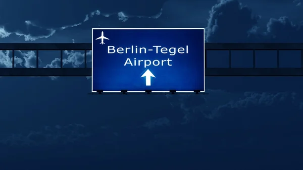 Berlin Tegel Alemania Airport Highway Road Señal por la noche — Foto de Stock