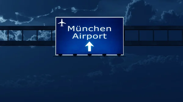 Flughafen München Autobahnschild in der Nacht — Stockfoto