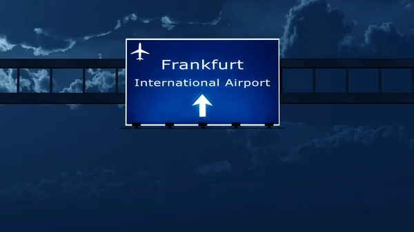 Frankfurtu nad Mohanem Německo letiště dálnice dopravní značka v noci — Stock fotografie