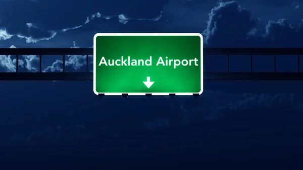 Znak drogowy autostrady Lotnisko Auckland w nocy — Zdjęcie stockowe