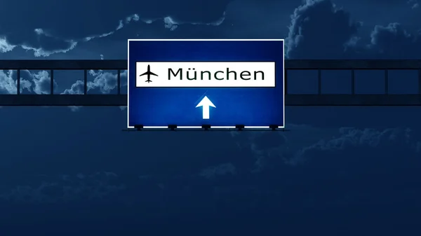 Mnichov Německo letiště dálnice dopravní značka v noci — Stock fotografie