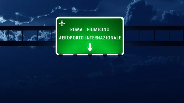 Рома Ф'юмічіно Італії відлітають дорожній знак вночі — стокове фото