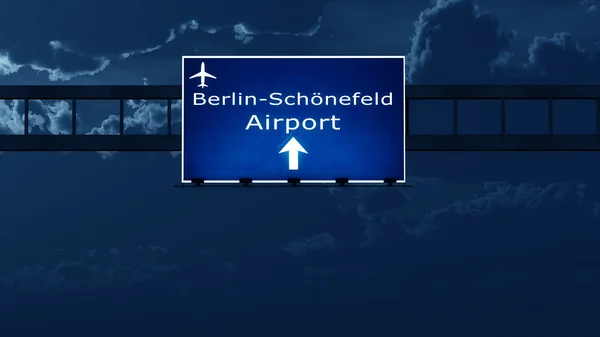 Dopravní značka dálnice letiště Berlin Schonefeld v noci — Stock fotografie