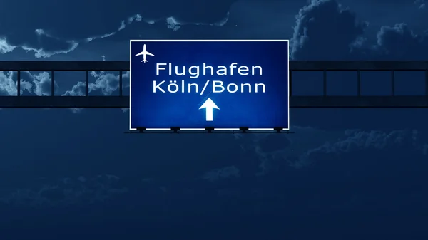 Koln Bonn Germania Airport Highway Road Sign di notte — Foto Stock
