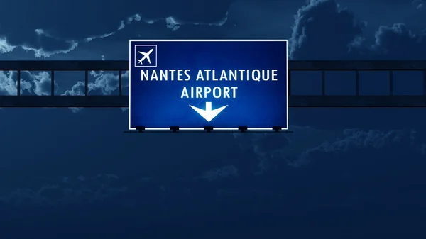 Nantes Francie letiště dálnice dopravní značka v noci — Stock fotografie