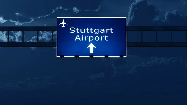 Stuttgart Duitsland luchthaven Highway Road Sign at Night — Stockfoto