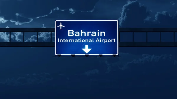 Señal de la carretera del aeropuerto de Bahréin por la noche — Foto de Stock