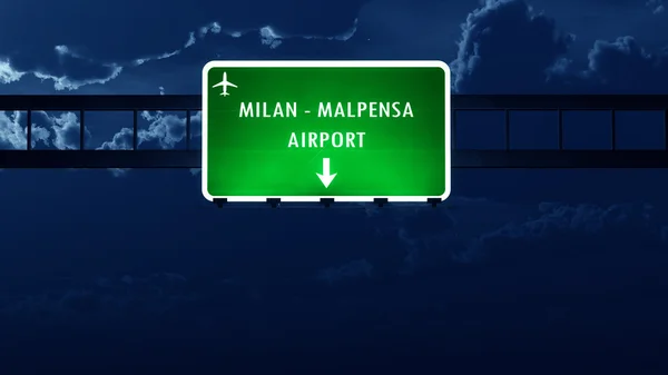 Milano malpensa italien flughafen autobahnschild in der nacht — Stockfoto