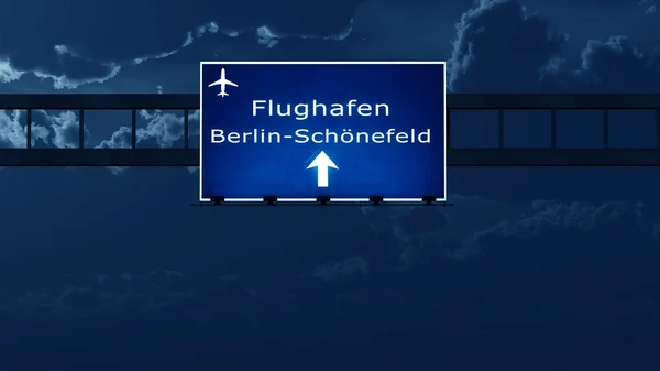 Berlino Schonefeld Aeroporto Highway Road Sign di notte — Foto Stock