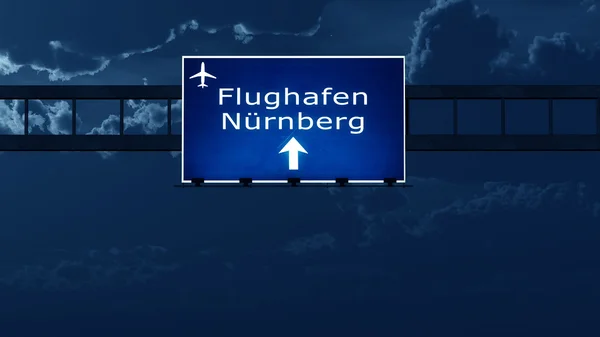 Norimberga Germania Airport Highway Road Sign di notte — Foto Stock