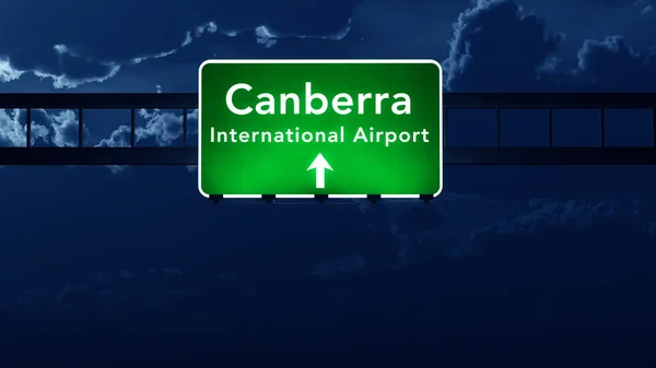 Canberra Austrálie letiště dálnice dopravní značka v noci — Stock fotografie