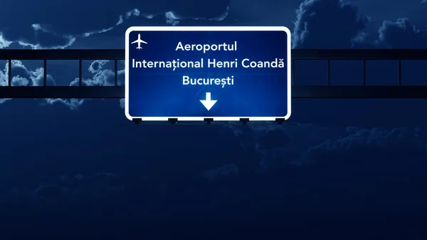 Πινακίδα Βουκουρέστι Ρουμανία αεροδρόμιο εθνική οδό τη νύχτα — Φωτογραφία Αρχείου