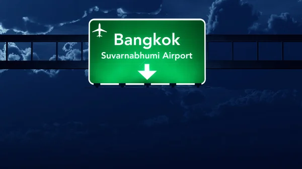 Znak drogowy Bangkok Tajlandia lotniska autostradą w nocy — Zdjęcie stockowe