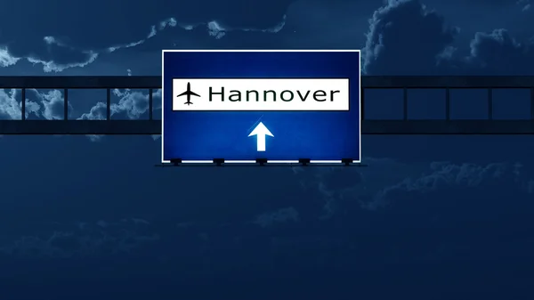 Hannover Alemania Aeropuerto Carretera de la carretera Señal en la noche — Foto de Stock