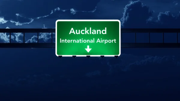 Auckland Airport dálnice dopravní značka v noci — Stock fotografie