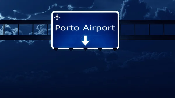 夜ポルト ポルトガルの空港高速道路の道路標識 — ストック写真