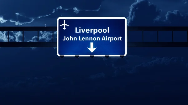 Liverpool Anglii Uk Airport autostrady znak drogowy w nocy — Zdjęcie stockowe