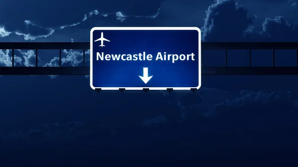 Znak drogowy autostrady Lotnisko Uk Anglii Newcastle w nocy — Zdjęcie stockowe
