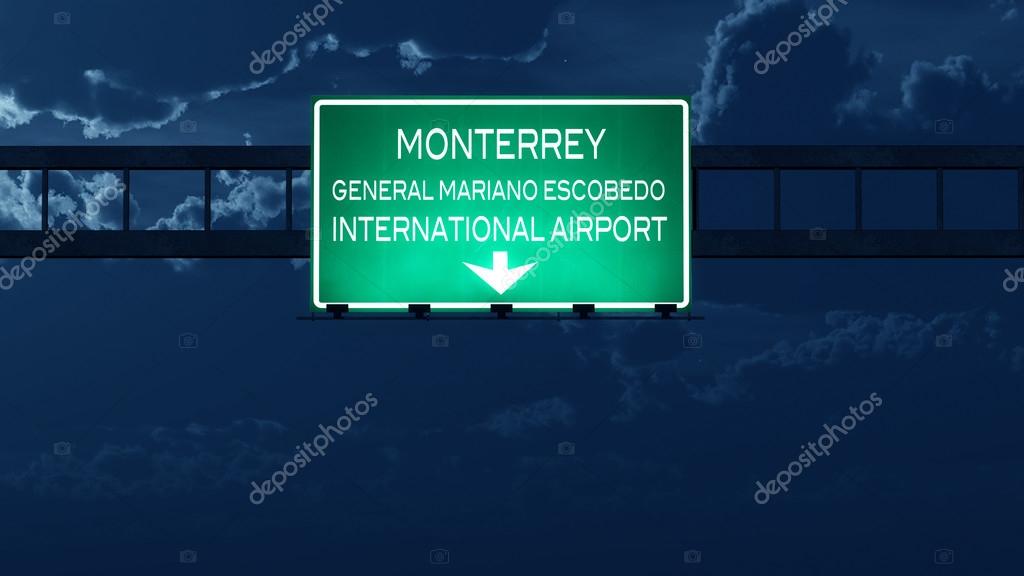 Señal de carretera del aeropuerto de Monterrey México por la noche — Foto de stock © boscorelli