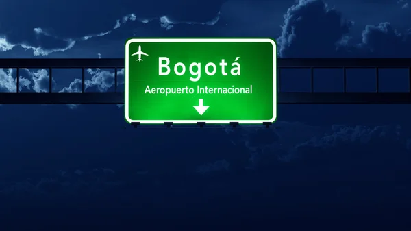 Aeroporto de Bogotá Rodovia Assine à noite — Fotografia de Stock