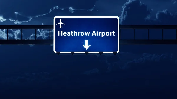 Heathrow Londres Inglaterra Reino Unido Aeropuerto Carretera de la carretera Señal en la noche — Foto de Stock